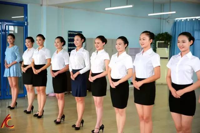 空乘礼仪中标准站姿的关键要素及其在会议与展览服务中的应用